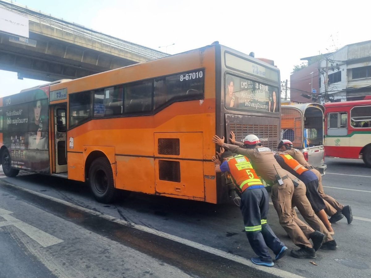 ช่วยเหลือรถประจำทาง ว.18 บริเวณถ.พระราม 4 ขาเข้าใกล้แยกมหานคร พ้นกีดขวาง