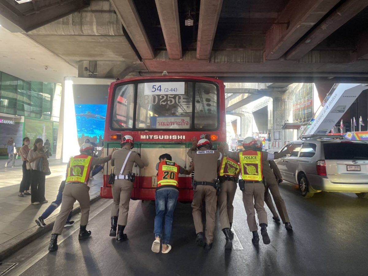 ช่วยเหลือรถเมล์ว.18 ถนนพระราม1 ขาเข้า เคลื่อนย้ายพ้นกีดขวาง