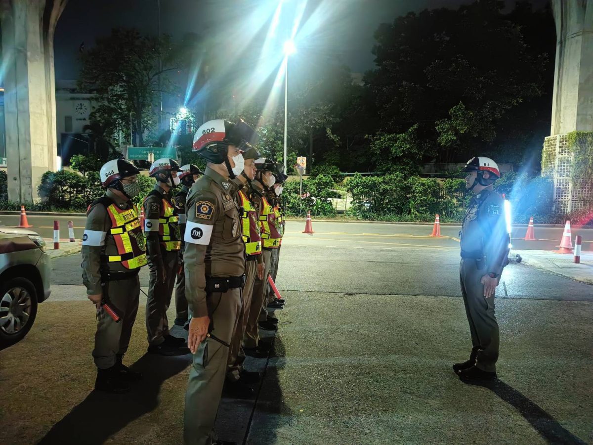 ตั้งจุด ว.43 ตรวจวัดแอลกอฮอล์ บริเวณถนนพระราม 1 หน้าสถาบันเทคโนโลยีปทุมวัน