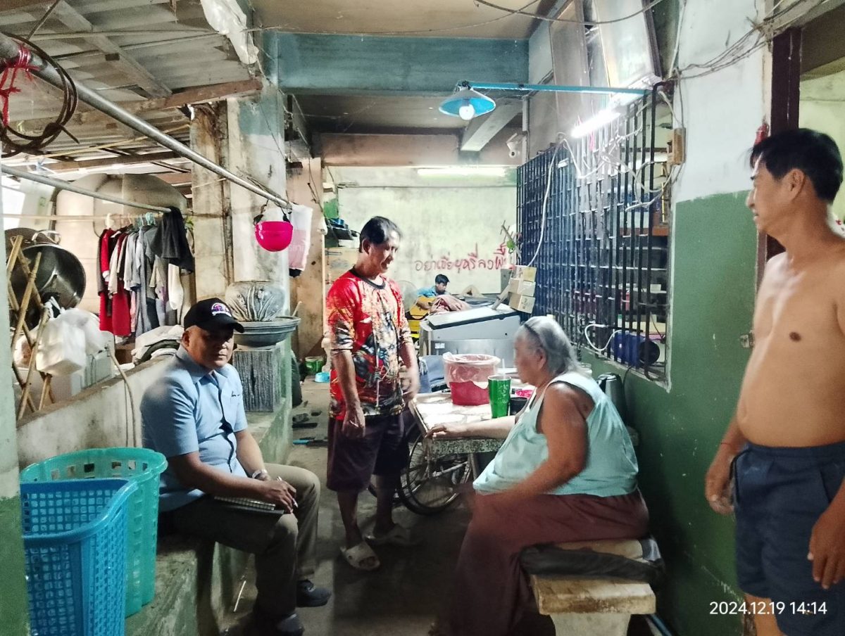 ตรวจเยี่ยมชุมชนหลังวัดปทุมวนารามฯ โดยประชาสัมพันธ์ผู้พักอาศัยในการแจ้งเหตุและร่วมกันหาแนวทางเพื่อแก้ไขปัญหายาเสพติดภายในชุมชน