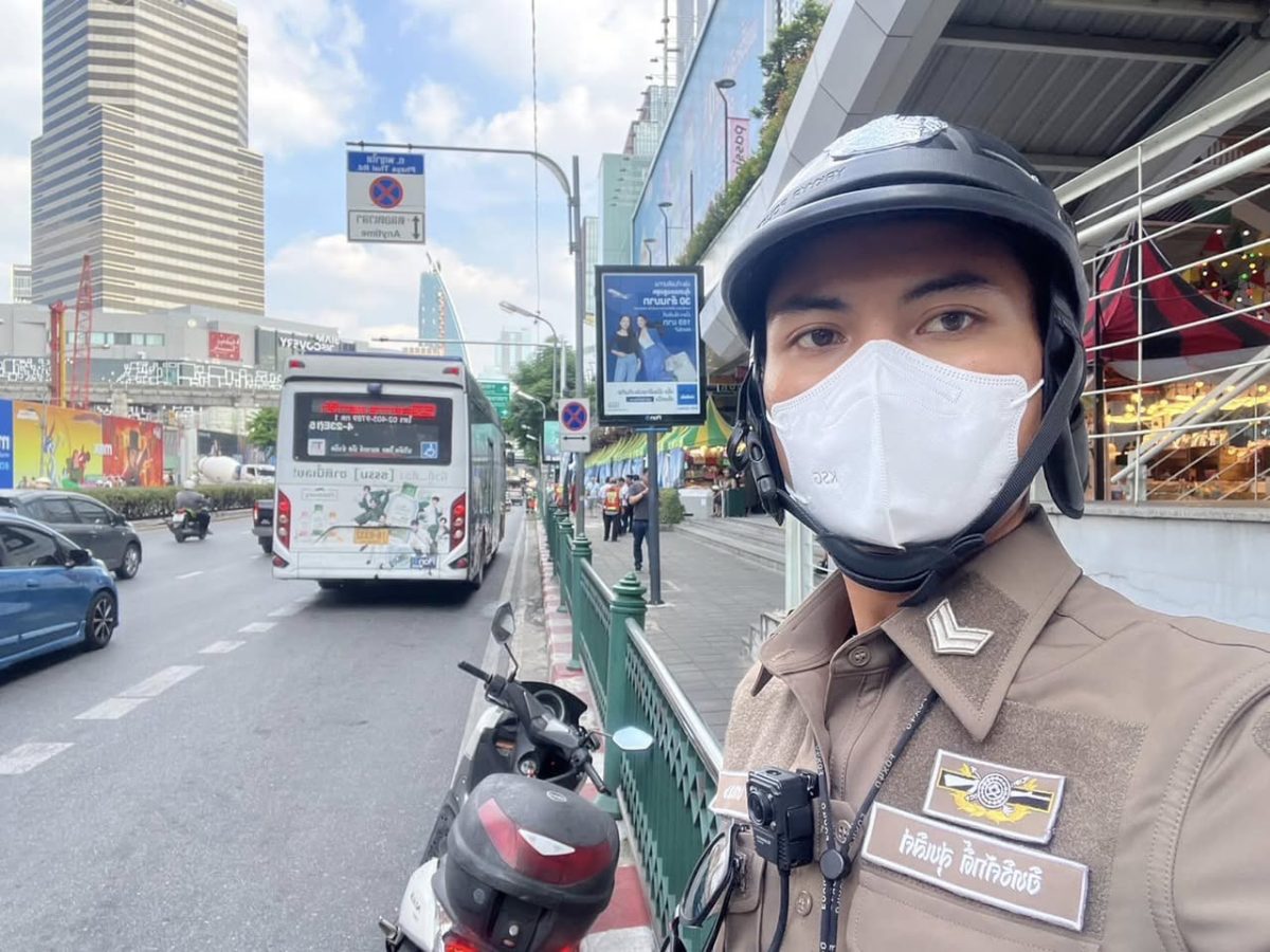 เจ้าหน้าที่ตำรวจจราจรสน.ปทุมวัน ว.4 กวดขันวินัยจราจรและอำนวยการจราจร บริเวณถนนพญาไท หน้าป้ายหยุดรถประจำทางเอ็มบีเค
