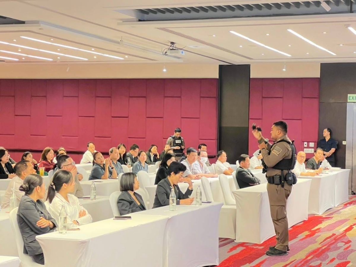 บรรยายให้ความรู้ในหัวข้อ “การเอาตัวรอดจากเหตุคนร้าย และการบริหารเหตุวิกฤต สถานการณ์คนร้ายใช้อาวุธในที่สาธารณะ” แก่บุคลากร โรงแรมเซ็นทาราแกรนด์