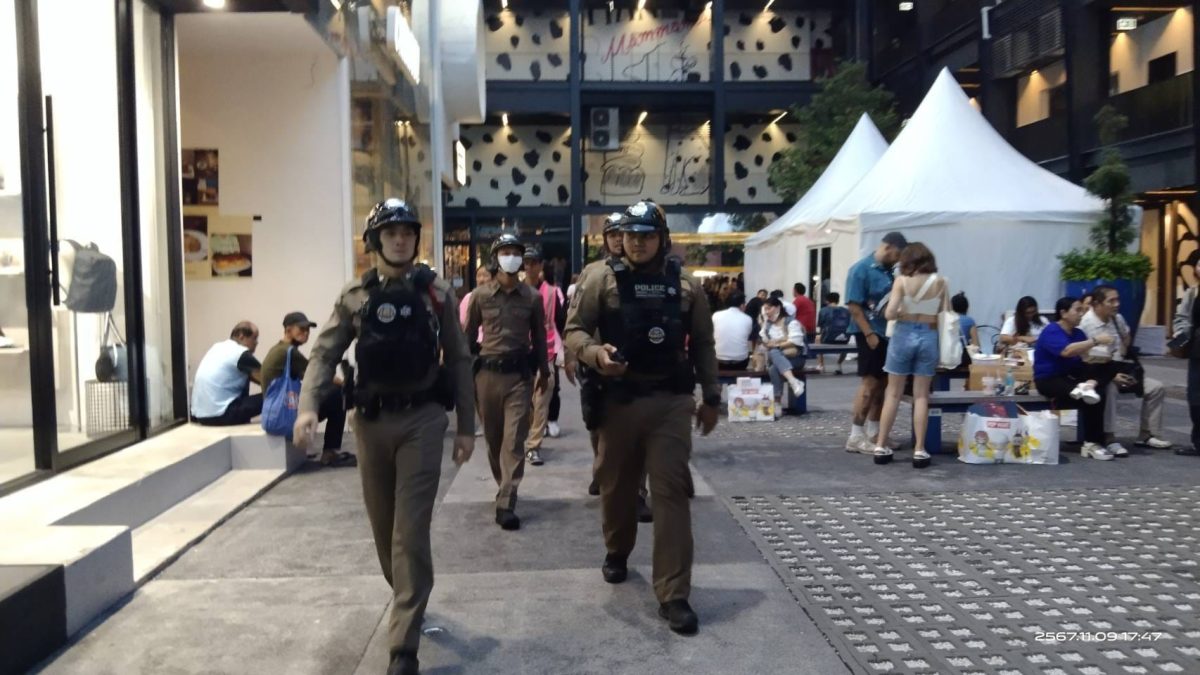 เดินเท้าป้องกันเหตุและดูแลความปลอดภัยนักท่องเที่ยว ภายในงาน walking street สยามสแควร์