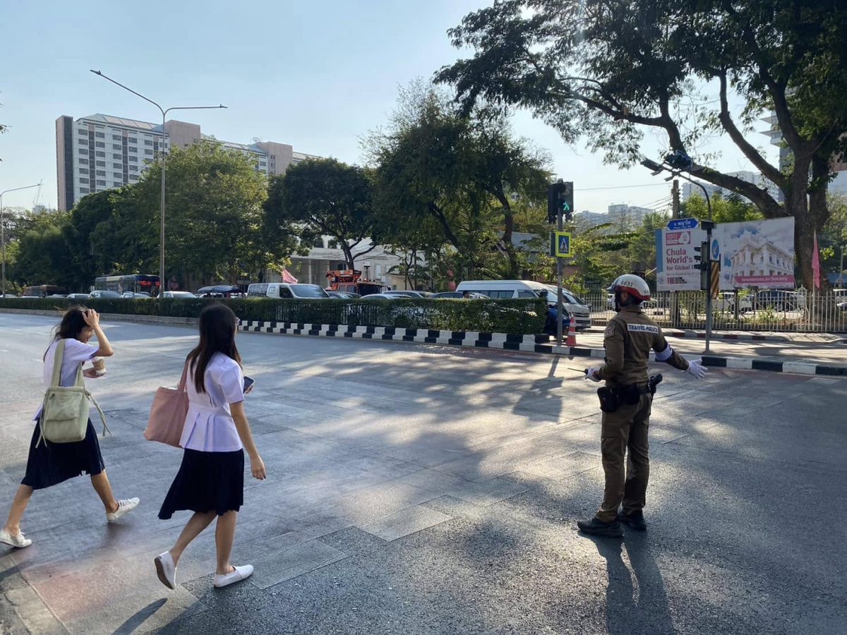 ประชาพันธ์ให้ประชาชนข้ามทางม้าลายและผู้ใช้รถหยุดรถให้คนข้าม