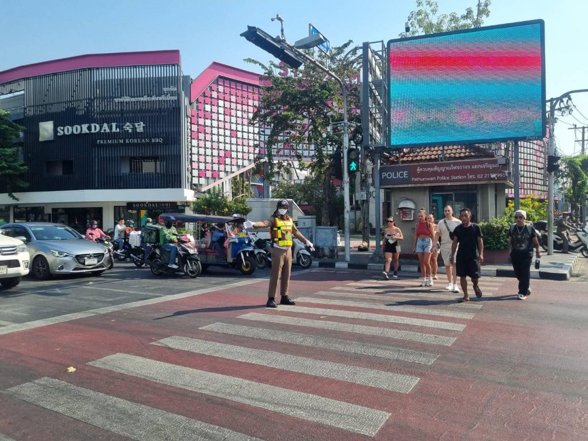 เจ้าหน้าที่ปทุม 6676ประชาสัมพันธ์ผู้ใช้รถ หยุดให้คนข้ามเพื่อป้องกันอุบัติเหตุ