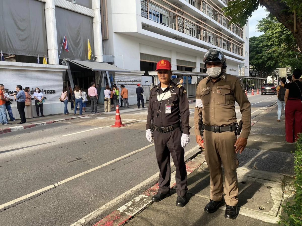 อำนวยการจราจร ขณะนักเรียนรร.สาธิตจุฬาฯ ฝ่ายประถมเดินทางไปชมภาพยนตร์