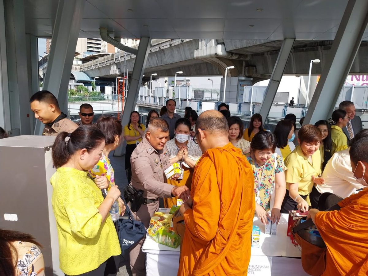 จัดพิธีตักบาตรเพื่อน้อมรำลึกในพระมหากรุณาธิคุณและถวายเป็นพระราชกุศล พระสงฆ์จำนวน 19 รูป