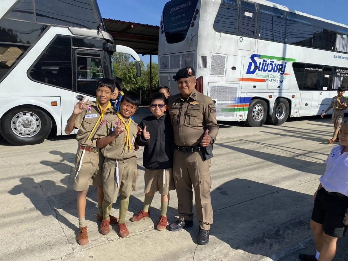 ปฏิบัติหน้าที่นำขบวนและดูแลความปลอดภัย การเข้าค่ายทัศนศึกษาของนักเรียนโรงเรียนวัดทุมวนารามฯ