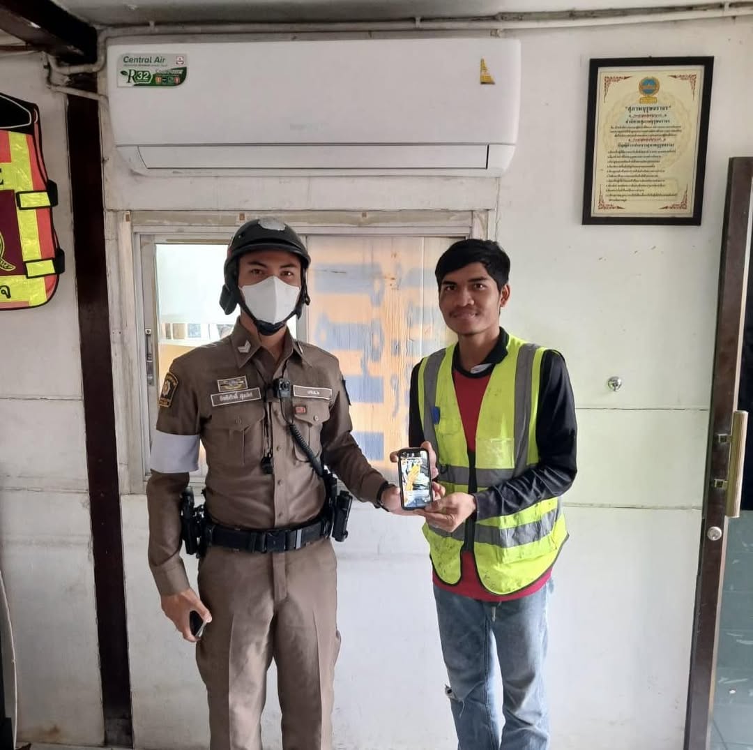 พลเมืองดีเก็บโทรศัพท์ได้และนำมามอบให้ที่แยกสามย่าน