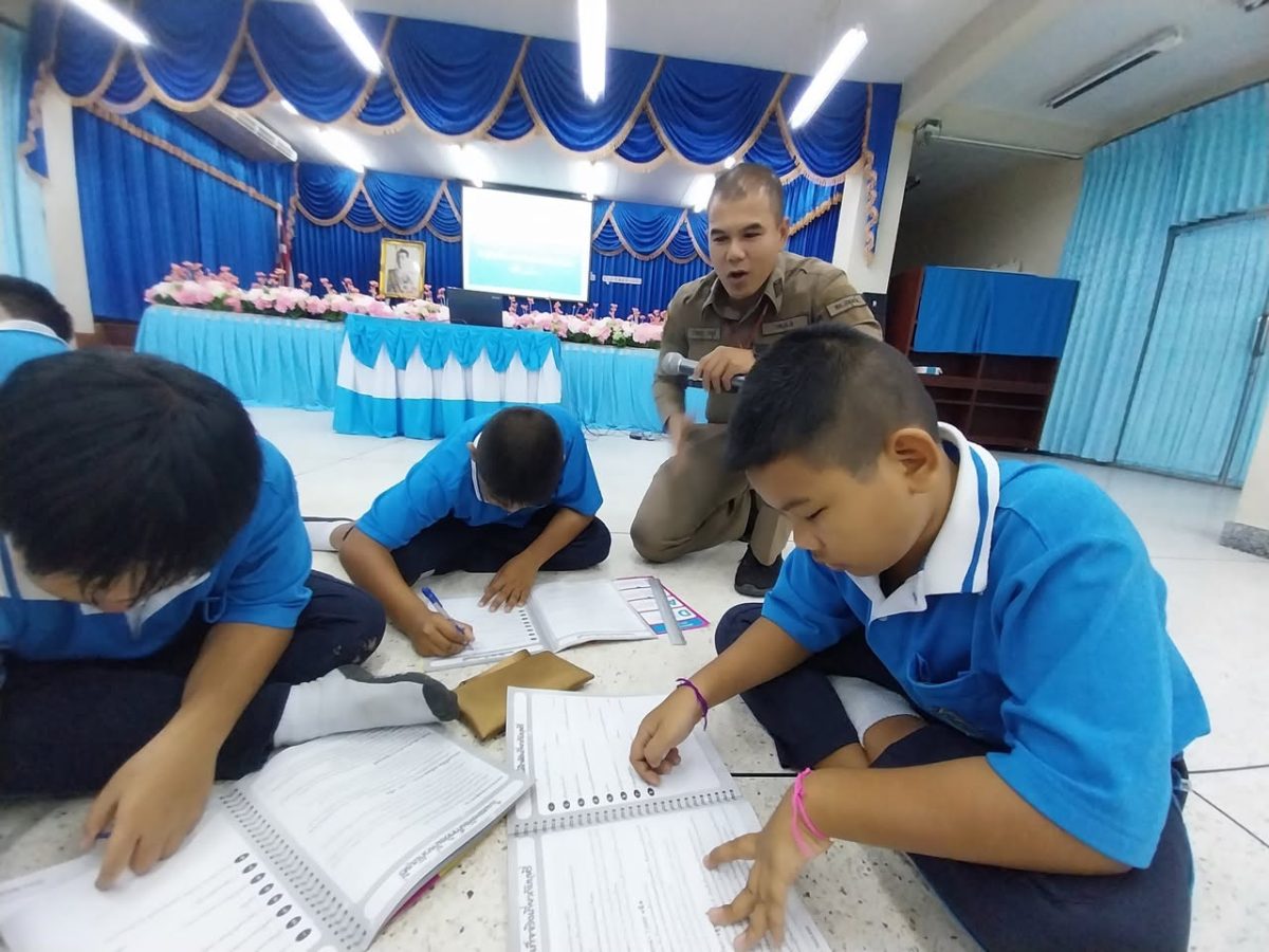 เข้าสอนตามโครงการการศึกษาเพื่อต่อต้านการใช้ยาเสพติดในเด็กนักเรียน (D.A.R.E.) ณ โรงเรียนวัดดวงแข