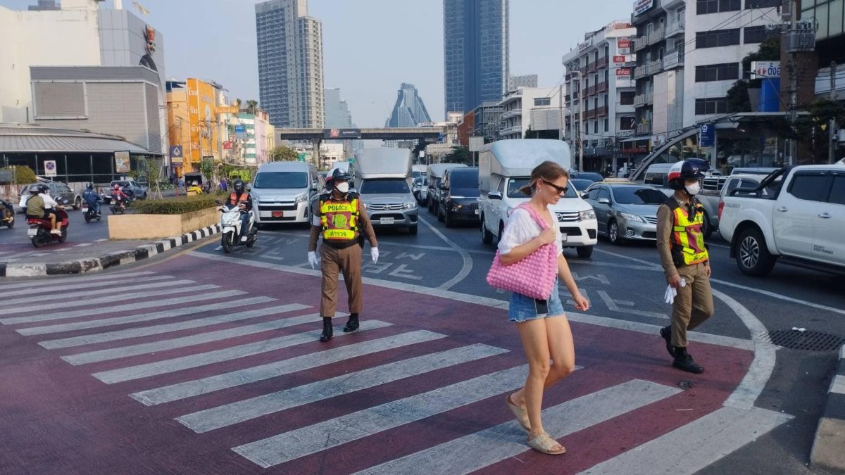 สน.ปทุมวันรณรงค์ให้คนข้ามทางม้าลายและประชาสัมพันธ์ผู้ใช้รถหยุดให้คนข้ามทางม้าลาย