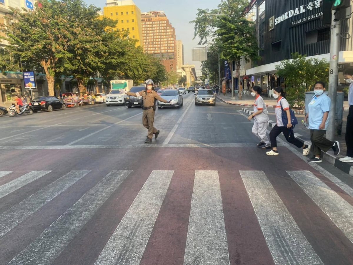 ประชาสัมพันธ์รณรงค์ขับขี่ปลอดภัยสวมหมวกนิรภัยแก่ประชาชนที่สัญจร และประชาสัมพันธ์ประชาชนให้ข้ามทางม้าลาย เพื่อความปลอดภัย