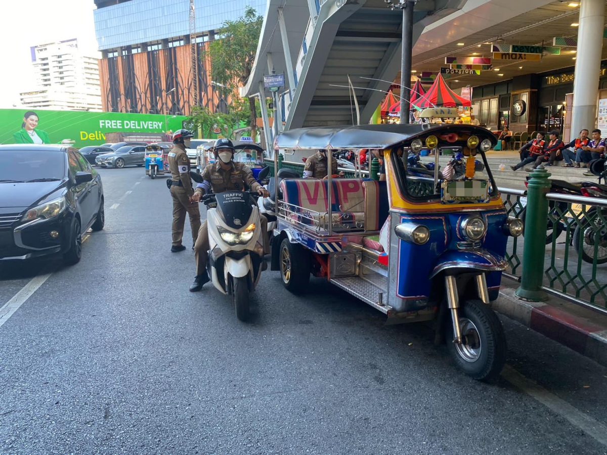 เจ้าหน้าที่ตำรวจจราจรว.4 กวดขันรถจอดกีดขวางถ.พญาไทและอำนวยการจราจรบริเวณแยกปทุมวัน