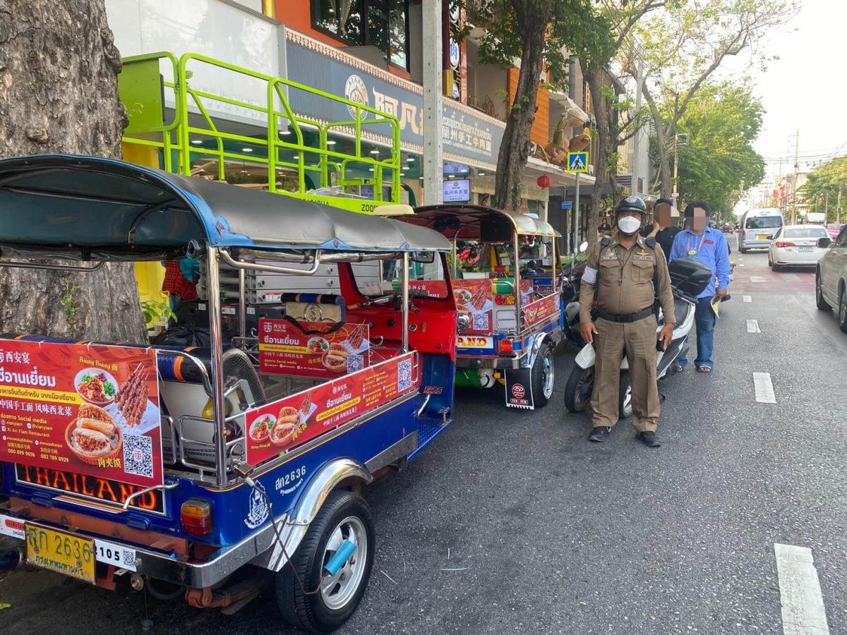 ปทุม6-0 พร้อมกำลังจนท.จราจรว.4ว.10 กวดขันวินัยจราจรรถจอดกีดขวาง ถ.บรรทัดทองและอำนวยการจราจร