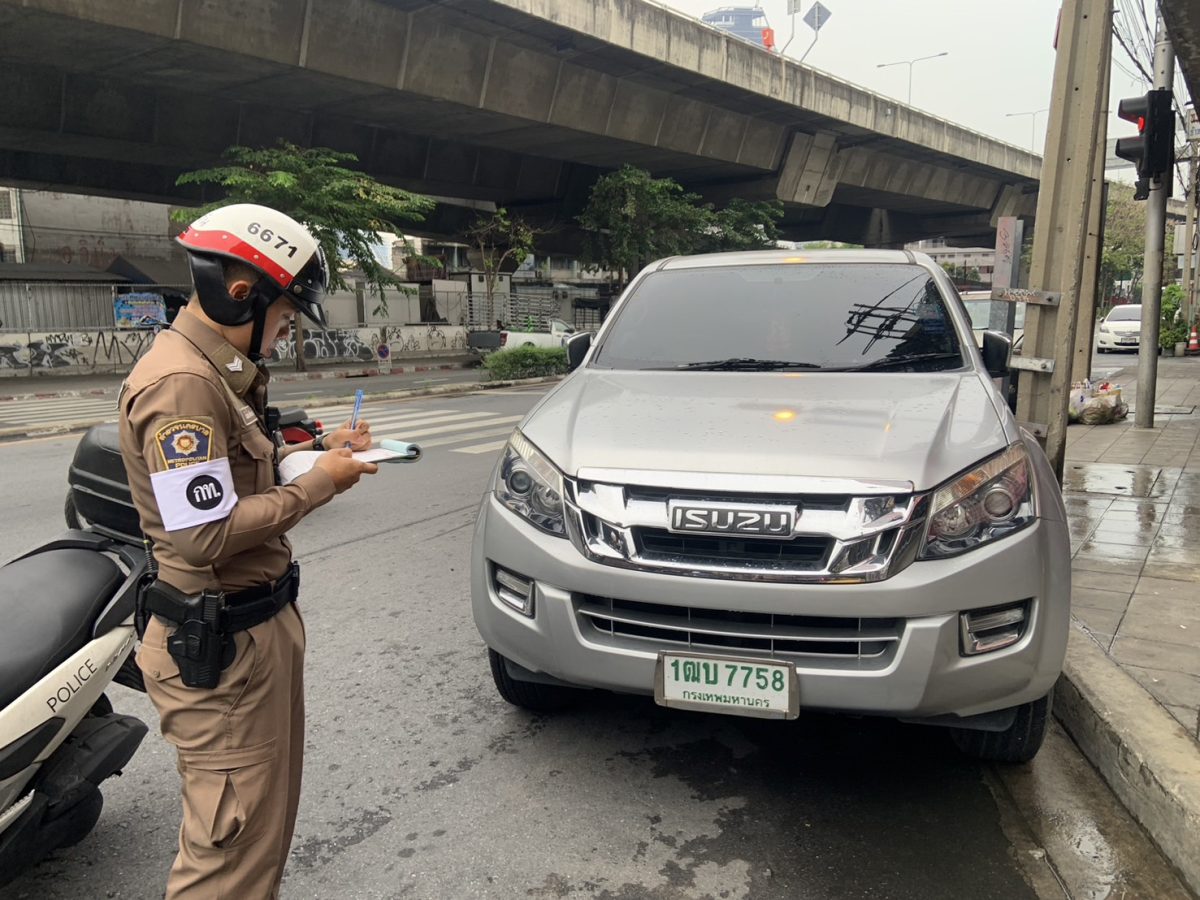 บังคับล้อรถจอดฝ่าฝืนฯ ทางร่วมทางแยก , จอดกีดขวาง แยกวัดดวงแข จำนวน 2 ราย