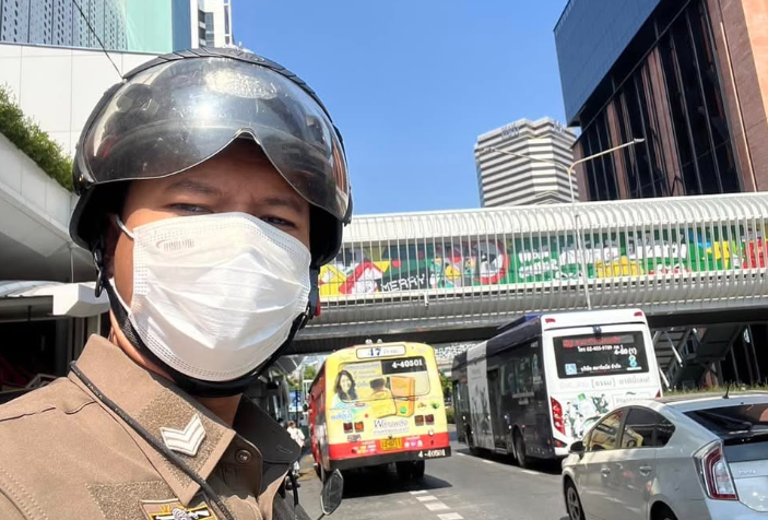 เจ้าหน้าที่ตำรวจจราจรสน.ปทุมวัน ว.4 กวดขันวินัยจราจรและอำนวยการจราจร บริเวณถนนพญาไท หน้าป้ายหยุดรถประจำทางเอ็มบีเค