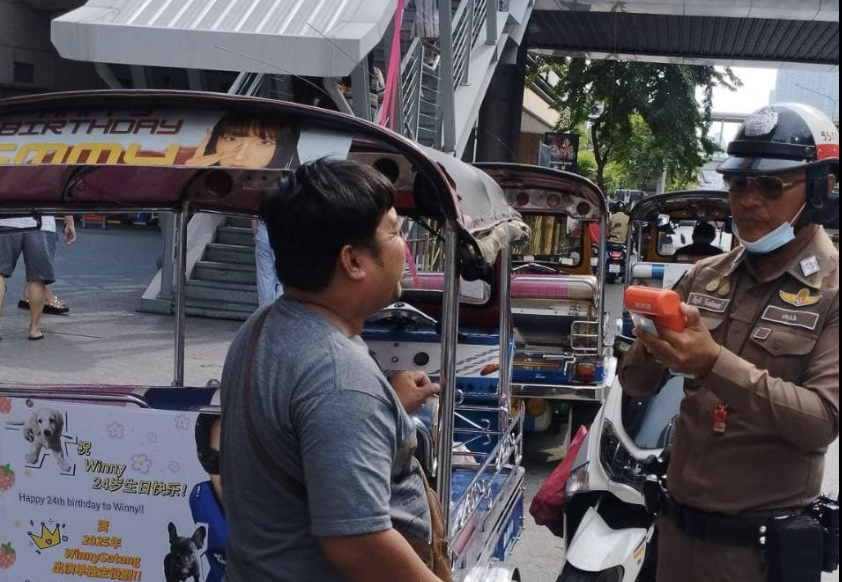 เจ้าหน้าที่ตำรวจจราจรสน.ปทุมวัน ว.4 กวดขันวินัยจราจรและอำนวยการจราจร