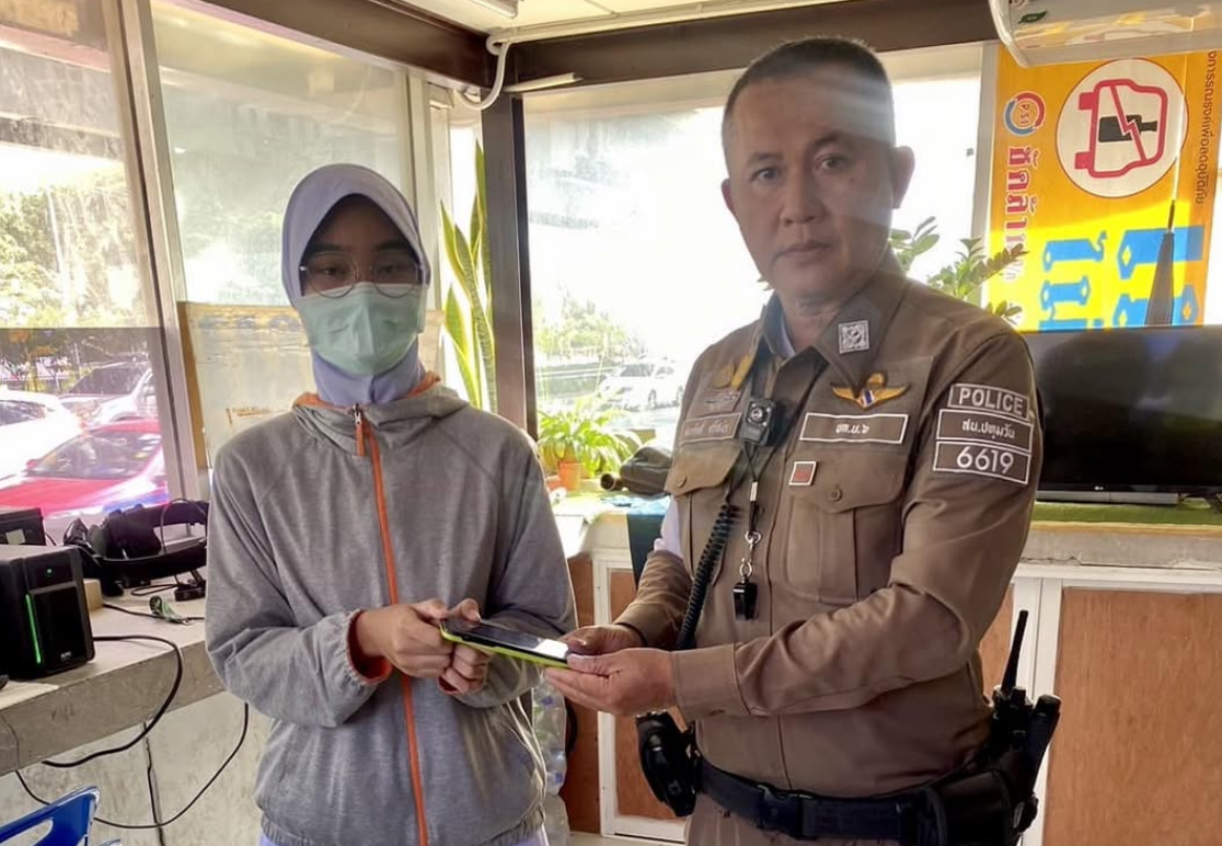 พลเมืองดีเก็บโทรศัพท์ที่ตกหล่น นำมาฝากไว้ที่ตู้จราจรแยกสามย่าน
