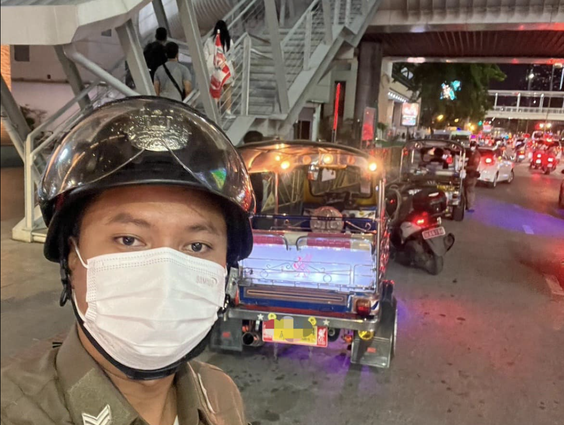 เจ้าหน้าที่ตำรวจจราจรสน.ปทุมวัน ว.4 กวดขันวินัยจราจรและอำนวยการจราจร