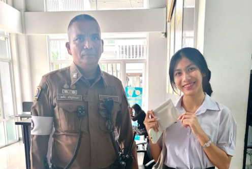 มีคนทำกระเป๋าตกหล่น จึงนำมาฝากไว้ที่สน.ปทุมวัน จากนั้นได้มีน้องนักเรียนที่เป็นเจ้าของได้มาแสดงตัว