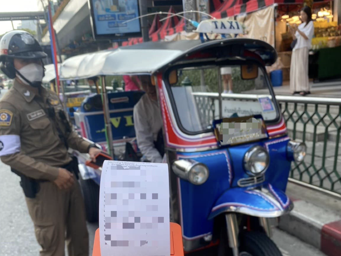 เจ้าหน้าที่ตำรวจจราจรสน.ปทุมวัน ว.4 กวดขันวินัยจราจรและอำนวยการจราจร