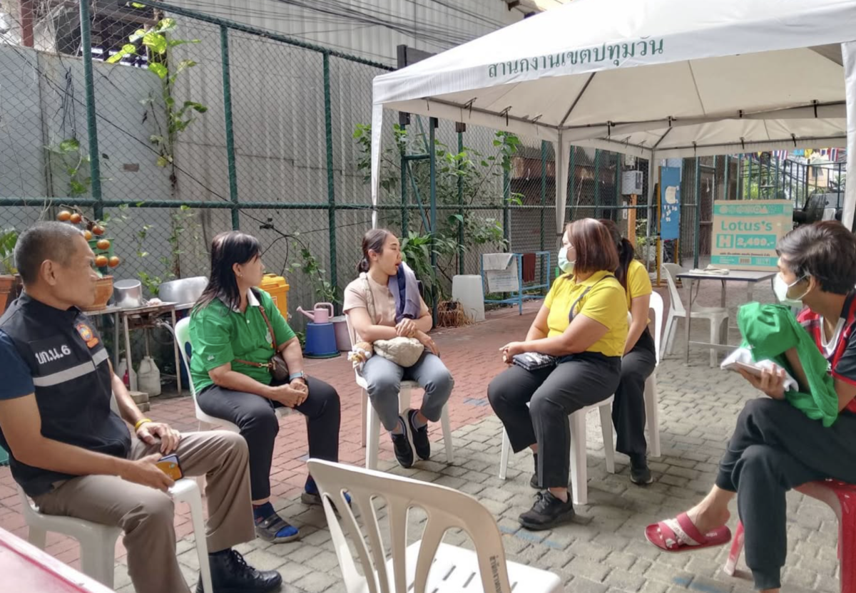 ลงตรวจเยี่ยมชุมชนพร้อมเจ้าหน้าที่ของศูนย์บริการสาธารณสุข 5 จุฬาฯและประธานชุมชนตรอกสลักหิน